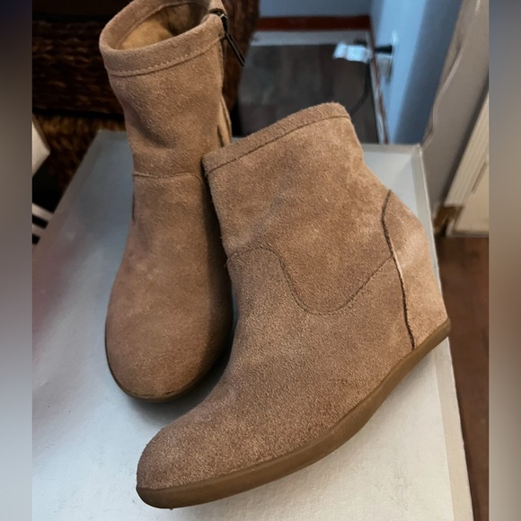 Minnetonka Suede Ankle wedge Booties - Tan size 7 woman's - Picture 2 of 5